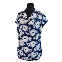 Bluzka kimono z luźnym dekoltem - duże pudrowe kwiaty